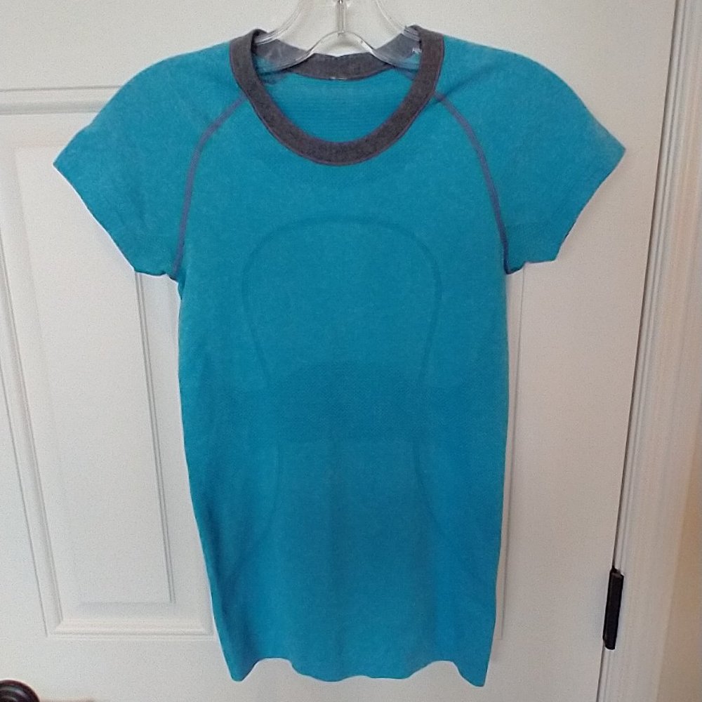 Women's Size 4 Lululemon Athletica: running and training short sleeve shirt